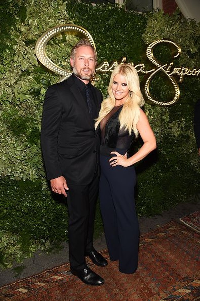 Terakhir ada pasangan Jessica Simpson dan Eric Johnson. Jessica sudah berkarier sebagai penyanyi sejak muda dan membintangi beberapa acara tv serta film. Tak heran, jika ia memiliki kekayaan bersih $150 juta (Rp 22 miliaran). Sementara Eric yang mantan pemain football punya kekayaan $100 ribu (Rp 1,5 miliaran). Foto: dok. Getty Images