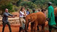 Foto: Melania Trump melakukan perjalanan solo pertamanya di luar negeri sebagai First Lady Amerika Serikat. Suami, Donald Trump tak ikut serta dalam perjalanannya ini. Ini saat anak gajah di David Sheldrick Wildlife Trust akan menyeruduknya (Carolyn Kaster/AP/CNN)