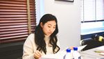 Ini Nih Gaya Keren Awkwafina Saat Minum Bareng Sandra Bullock