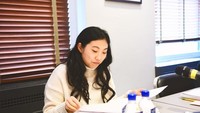 Pemilik nama asli Nora Lum ini baru saja mendapat kehormatan sebagai host acara populer, SNL. Ini momen saat Awkwafina membaca script sambil ditemani makanan dan minuman di hadapannya. Foto: Instagram awkwafina