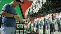 Selain boneka, Mega Store juga menjual pernak-pernik lainnya.