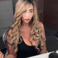 Segala perubahan di wajahnya itu membuat netizen tak tahan untuk tidak nyinyir. Sejumlah netizen menyebut wajahnya palsu hingga menyamakannya dengan boneka seks. Foto: dok. Instagram