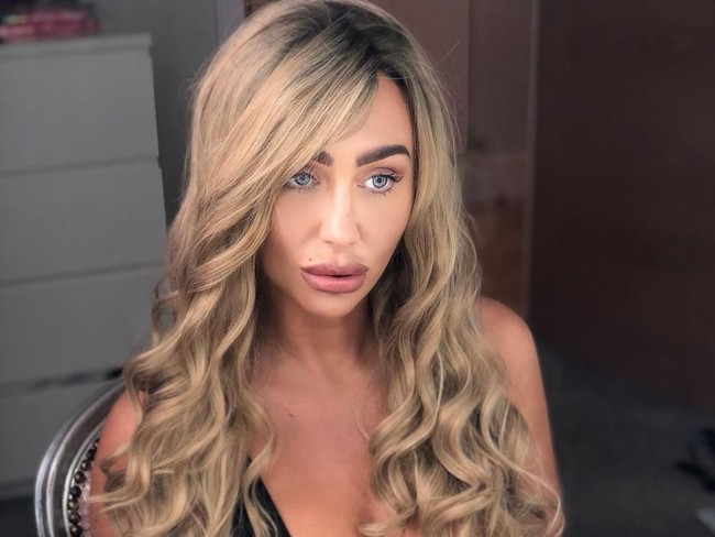 Segala perubahan di wajahnya itu membuat netizen tak tahan untuk tidak nyinyir. Sejumlah netizen menyebut wajahnya palsu hingga menyamakannya dengan boneka seks. Foto: dok. Instagram