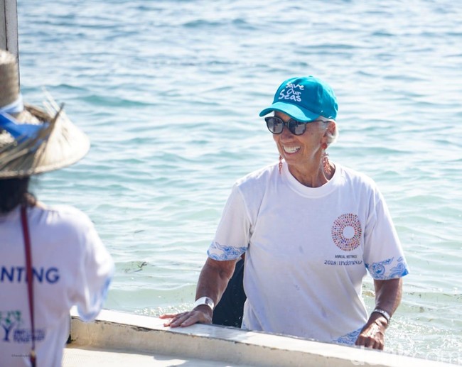 Begini gaya Christine Lagarde saat melakukan penanaman kembali terumbu karang di kawasan Nusa Dua, Bali. Kausnya hadir dengan motif mega mendung biru pada bagian lipatan tangan dan bawah. Foto: Detikcom