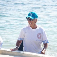 Begini gaya Christine Lagarde saat melakukan penanaman kembali terumbu karang di kawasan Nusa Dua, Bali. Kausnya hadir dengan motif mega mendung biru pada bagian lipatan tangan dan bawah. Foto: Detikcom