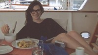 Berlibur di atas kapal, Anne terlihat manis dengan pose naturalnya. Sambil menikmati menu sarapan sehatnya, ditemani secangkir teh hangat. Foto: Instagram @annehathaway