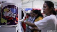 Mug bergambar Momo juga dijual.