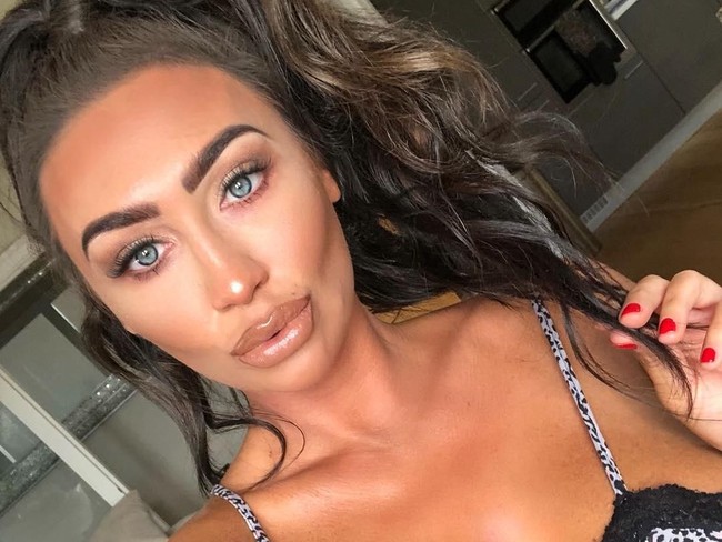 Lauren Goodger, bintang reality show asal Inggris yang wajahnya sudah tak lagi seperti aslinya. Mantan bintang reality TV berjudul  The Only Way Is Essex itu bahkan mendapatkan kritikan netizen karena wajahnya terlalu palsu. Foto: dok. Instagram