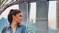 Foto: Berprofesi sebagai seorang model, Linda kerap traveling dan liburan ke berbagai negara. Begini gaya Linda saat berada di Gardens by The Bay, Singapura. (Instagram/@lalindaa)