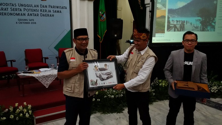 Ridwan Kamil Paparkan Potensi Selfie Ekonomi Jabar ke Tim APPSI Ridwan Kamil Paparkan Potensi Selfie Ekonomi Jabar ke Tim APPSI