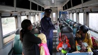Begitu juga di gerbong keretanya, hanya ada beberapa orang saja (Siphiwe Sibeko/Reuters)