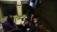 Juga di kereta sleeper jarak jauh dengan rute Harare-Bulawayo. Sepi ini karena fasilitas kereta yang seadanya saja.Satu lagi, kereta yang lambat juga kerap jadi permasalahan (Siphiwe Sibeko/Reuters) 