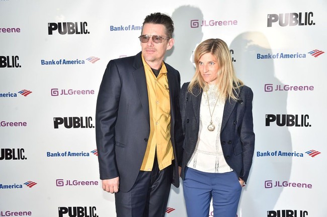 Pernikahan Ethan dan Ryan kini dilewati tanpa drama meskipin di awal mereka lalui dengan kabar perselingkuhan. Dalam berbagai kesempatan seperti menghadiri Oscar dan premier film, Ethan pun selalu tampil mesra dengan Ryan. Foto: Getty Images