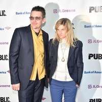 Pernikahan Ethan dan Ryan kini dilewati tanpa drama meskipin di awal mereka lalui dengan kabar perselingkuhan. Dalam berbagai kesempatan seperti menghadiri Oscar dan premier film, Ethan pun selalu tampil mesra dengan Ryan. Foto: Getty Images