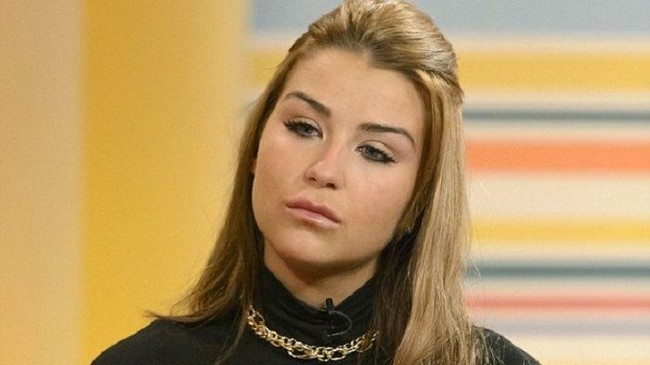 Saat bermain untuk Manchester United Wayne Rooney pernah diterpa skandal seks dengan seorang wanita panggilan ketika sang istri sedang berbadan dua. Dan wanita yang disebut-sebut sebagai PSK itu diketahui bernama Jennifer Thompson atau Jenny Thompson. Sosok Jenny langsung populer dan melakoni sejumlah pemotretan. Foto: Facebook