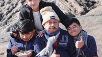 Berkunjung ke Bromo, Jawa Timur, Aditya menyempatkan pose bersama ayahnya. Di depannya sudah ada berbagai makanan mulai telur hingga mie instan kemasan. Foto: instagram @adityaspratama