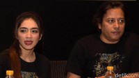 Sepertinya ada asmara yang terjalin antara keduanya karena pembuatan film tersebut. Foto: Noel/detikHOT