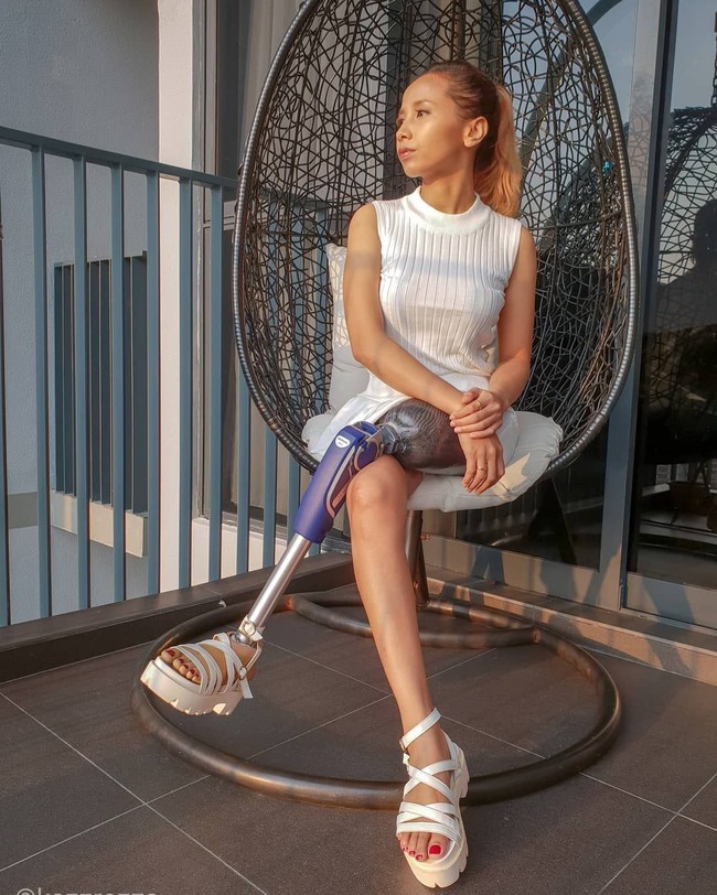 Rosalina terinspirasi para model difabel di Amerika Serikat yang bisa tetap bekerja secara profesional meskipun anggota tubuhnya tidak lengkap. Saya berpikir mengapa saya tidak dapat cukup kuat untuk menunjukkan kepada dunia keindahan dalam diri saya, seperti yang mereka lakukan. Jadi suami saya, yang seorang fotografer, dan perlahan saya membangun portofolio model, kami ingin memecahkan apa yang selama ini dianggap tabu,” ujarnya. Foto: Instagram @kazzrozza