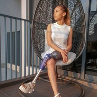 Rosalina terinspirasi para model difabel di Amerika Serikat yang bisa tetap bekerja secara profesional meskipun anggota tubuhnya tidak lengkap. Saya berpikir mengapa saya tidak dapat cukup kuat untuk menunjukkan kepada dunia keindahan dalam diri saya, seperti yang mereka lakukan. Jadi suami saya, yang seorang fotografer, dan perlahan saya membangun portofolio model, kami ingin memecahkan apa yang selama ini dianggap tabu,” ujarnya. Foto: Instagram @kazzrozza