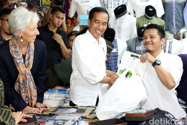 Di sela kunjungannya ke Indonesia bulan Februari lalu, Direktur Pelaksana Dana Moneter Internasional atau IMF ini sempat diajak blusukan oleh Presiden Jokowi ke Pasar Tanah Abang, Jakarta Pusat. Dia tampil cantik dengan scarf batik coklat di lehernya. Foto: Detikcom