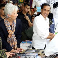 Di sela kunjungannya ke Indonesia bulan Februari lalu, Direktur Pelaksana Dana Moneter Internasional atau IMF ini sempat diajak blusukan oleh Presiden Jokowi ke Pasar Tanah Abang, Jakarta Pusat. Dia tampil cantik dengan scarf batik coklat di lehernya. Foto: Detikcom