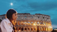 Foto: Sebagai gadis asli Italia, Linda sudah jadi kewajiban bagi Linda buat berpose cantik di depan Collosseum, Roma. (Instagram/@lalindaa)