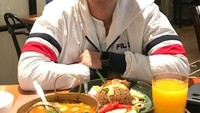 Nasi goreng, tomyam dan segelas jus jeruk jadi santapan malam Aditya. Pria murah senyum ini juga dikenal jago ngaji dan sayang keluarga. Foto: instagram @adityaspratama