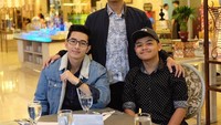 Bersama dua saudaranya, Aditya siap menikmati makan malam di restoran. Eits tapi makanannya belum keluar nih. Cuma ada segelas air putih saja. Foto: instagram @adityaspratama