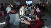 Petugas jasa penukaran uang VIP melayani nasabah di Jakarta, Senin (8/10/2018).