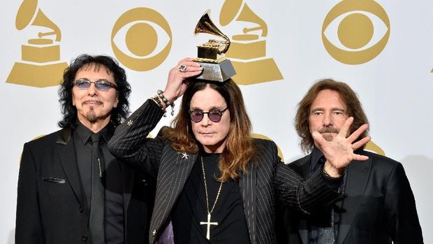 LOS ANGELES, CA - JANUARY 26:  (L-R) Recording artists Tony Iommi, Ozzy Osbourne and Geezer Butler of Black Sabbath pose in the press room during the 56th GRAMMY Awards at Staples Center on January 26, 2014 in Los Angeles, California.  (Photo by Frazer Harrison/Getty Images)