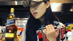 Ini Nih Gaya Keren Awkwafina Saat Minum Bareng Sandra Bullock