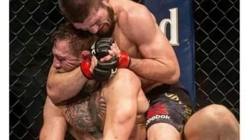 Begini cara Khabib mengalahkan McGregor, yang dibilang seperti pemilik anjing yang berusaha menghentikan peliharaannya untuk mengunyah benda berbahaya. Foto: Istimewa