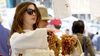 Begini seriusnya Anne saat memilih buah anggur yang segar. Meski sudah menjadi salah satu aktris dengan bayaran termahal, tapi ia tetap lebih suka belanja langsung ke pasar. Foto: Istimewa
