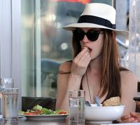Makan Salmon, Anne Hathaway Ngaku Tak Lagi Jadi Vegan