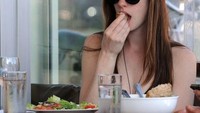 Punya tubuh ramping, rahasia Anne terdapat di pola makan sehat. Menu makan siang pilihannya, ada sepiring salad, dengan potongan roti, dan air putih dingin. Foto: Instagram Istimewa