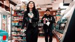 Ini Nih Gaya Keren Awkwafina Saat Minum Bareng Sandra Bullock