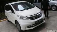 Adapun, 20 barang yang dilelang itu terdiri dari 1 unit mobil Honda Freed GB3 1.5 E AT tahun 2012. Kemudian, 19 barang lainnya merupakan perhiasan emas dan berlian berupa kalung, cincin dan gelang.