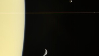 Cassini yang sudah bunuh diri juga sempat mengabadikan cincin Saturnus yang tampak sangat tipis dari sudut pandang kameranya. Foto: NASA