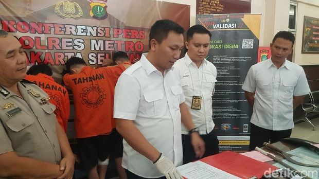 Polres Jaksel merilis penangkapan komplotan perampok minimarket, Senin (8/10/2018)
