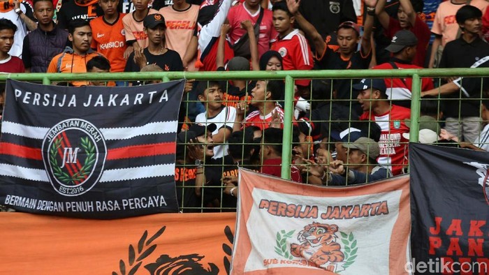 Para fans Persija Jakarta di Twitter gaungkan tagar #PersijaDay jelang lawan Madura United sore nanti. Foto: Agung Pambudhy Para fans Persija Jakarta di Twitter gaungkan tagar #PersijaDay jelang lawan Madura United sore nanti. Foto: Agung Pambudhy