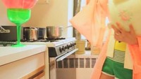 Eitss! Ada yang bisa tebak Awkwafina lagi ngapain di dapur? Foto: Instagram awkwafina