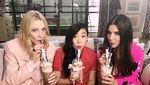 Ini Nih Gaya Keren Awkwafina Saat Minum Bareng Sandra Bullock