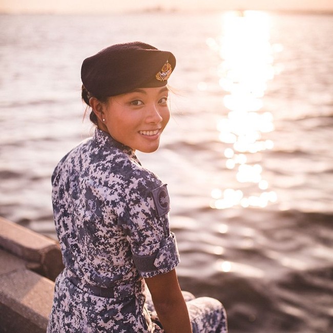 Sebelum dikenal sebagai selebriti Instagarm, Clarie Teo merupakan bagian dari  Republic of Singapore Navy (RSN), yakni bagian angkatan laut dari Angkatan Bersenjata Singapura, yang bertanggung jawab untuk pertahanan Singapura terhadap ancaman dari laut dan perlindungan perhubungan lautnya. Foto: Instagram @xclarieacaciateo