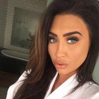 Sejumlah operasi plastik lainnya pun dilakukan secara diam-diam. Seperti filler dagu.  Foto: dok. Instagram