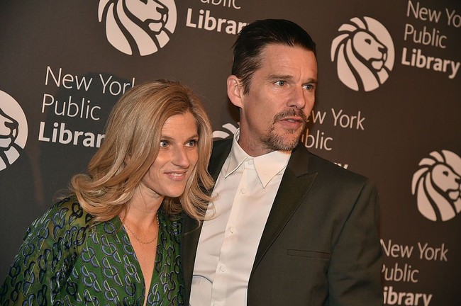 Setelah bercerai, Ethan tidak ragu untuk memamerkan kemesraannya dengan Ryan di publik. Pada 2007, Ryan pun diketahui sudah hamil anak bintang film Before Sunrise tersebut. Foto: Getty Images