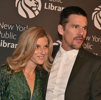 Setelah bercerai, Ethan tidak ragu untuk memamerkan kemesraannya dengan Ryan di publik. Pada 2007, Ryan pun diketahui sudah hamil anak bintang film Before Sunrise tersebut. Foto: Getty Images