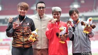 Momen saat Rica Oktavia berfoto bersama Menteri Pemuda dan Olahraga Imam Nahrawi dan para atlet peraih medali perak dan perunggu dari Malaysia dan Jepang.