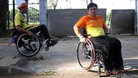 Setelah menyaksikan pertandingan basket, mereka langsung bergeser ke cabor renang menggunakan kursi roda.