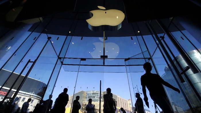 Customers walk into an Apple Store after Apples new iPhone XS and XS Max went on sale in Beijing, China September 21, 2018. REUTERS/Jason Lee