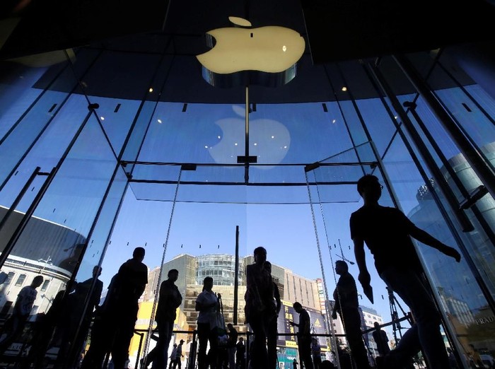 Customers walk into an Apple Store after Apples new iPhone XS and XS Max went on sale in Beijing, China September 21, 2018. REUTERS/Jason Lee
